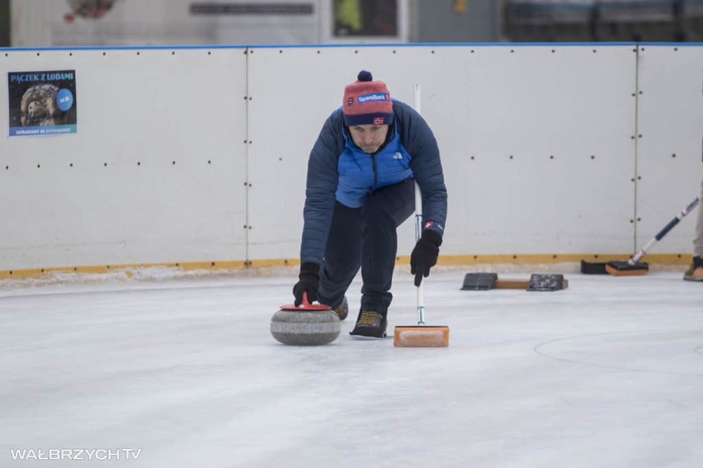 Nauka curlingu na lodowisku w Starej Kopalni