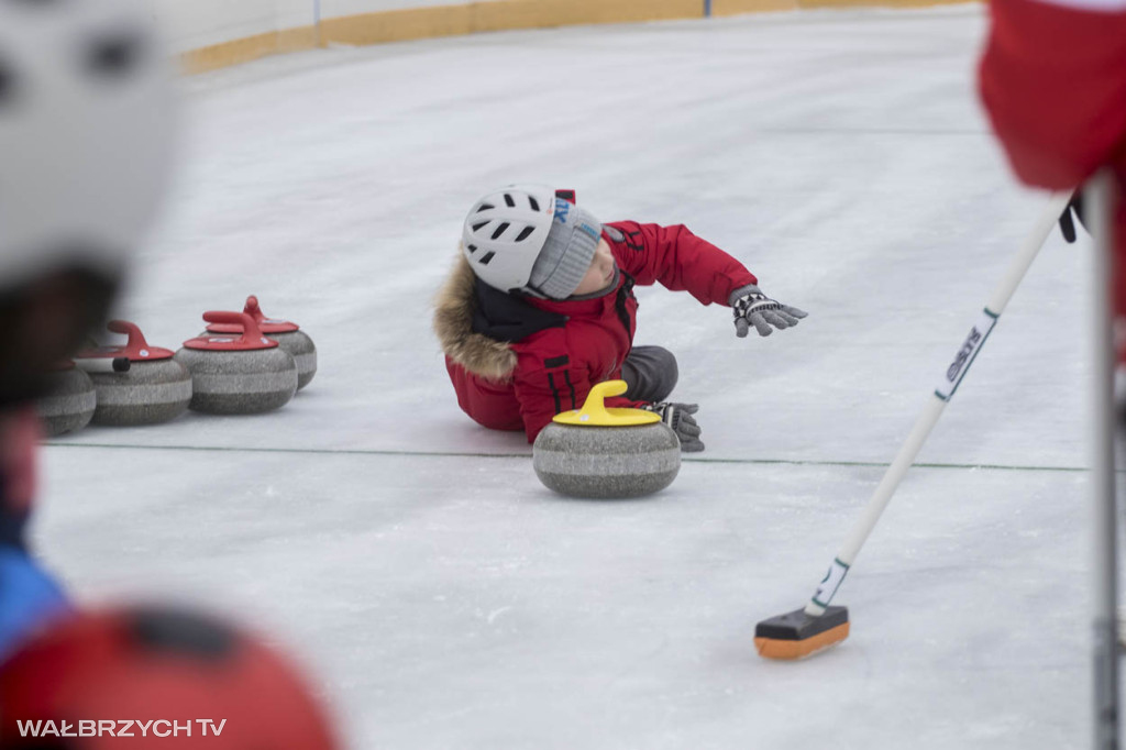 Nauka curlingu na lodowisku w Starej Kopalni