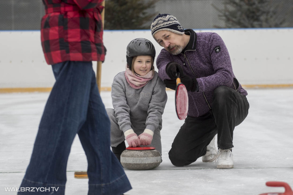 Nauka curlingu na lodowisku w Starej Kopalni