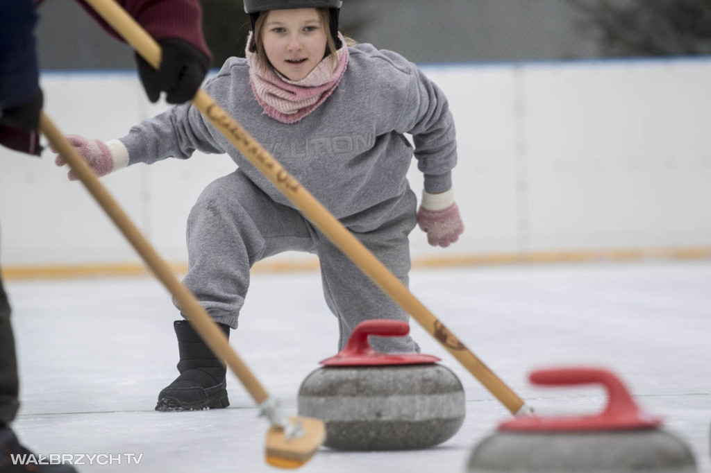 Nauka curlingu na lodowisku w Starej Kopalni