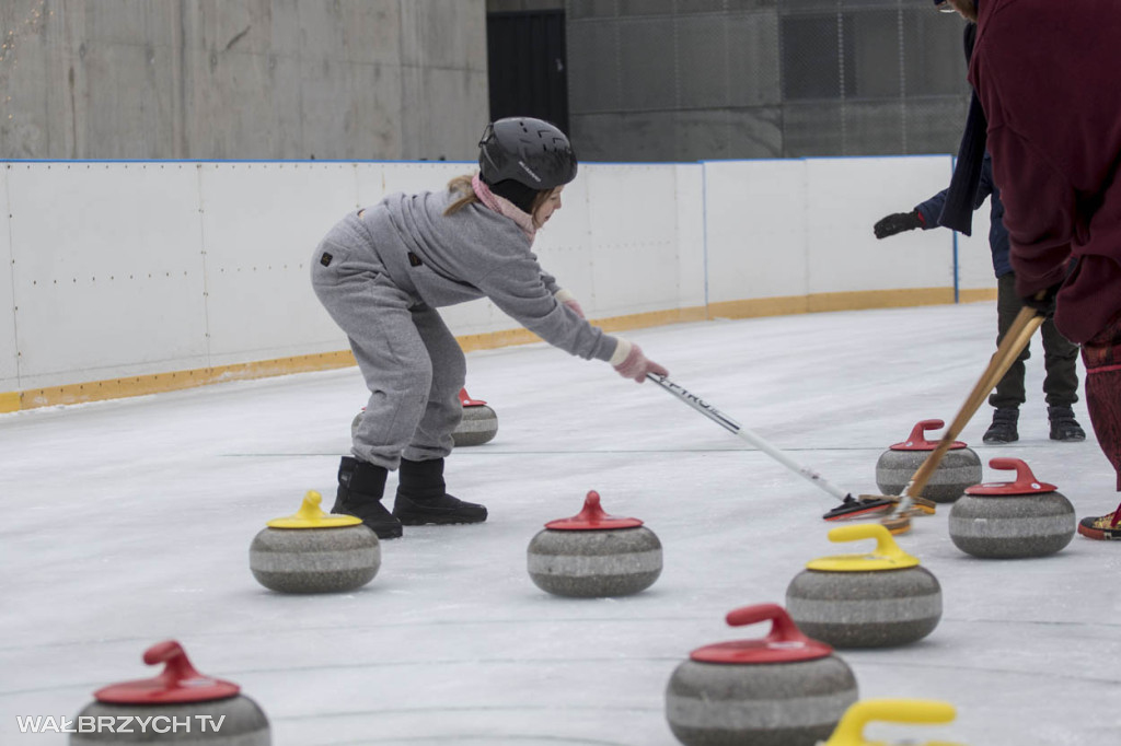Nauka curlingu na lodowisku w Starej Kopalni