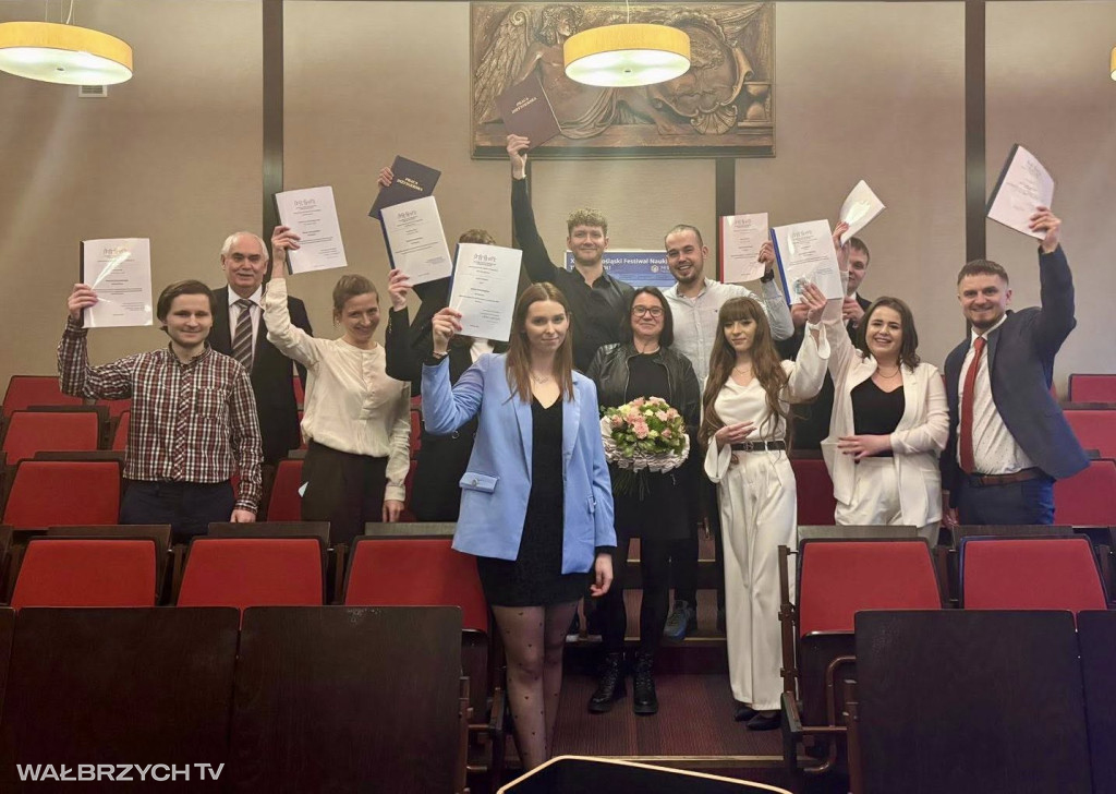 Absolwenci ANS z dyplomami