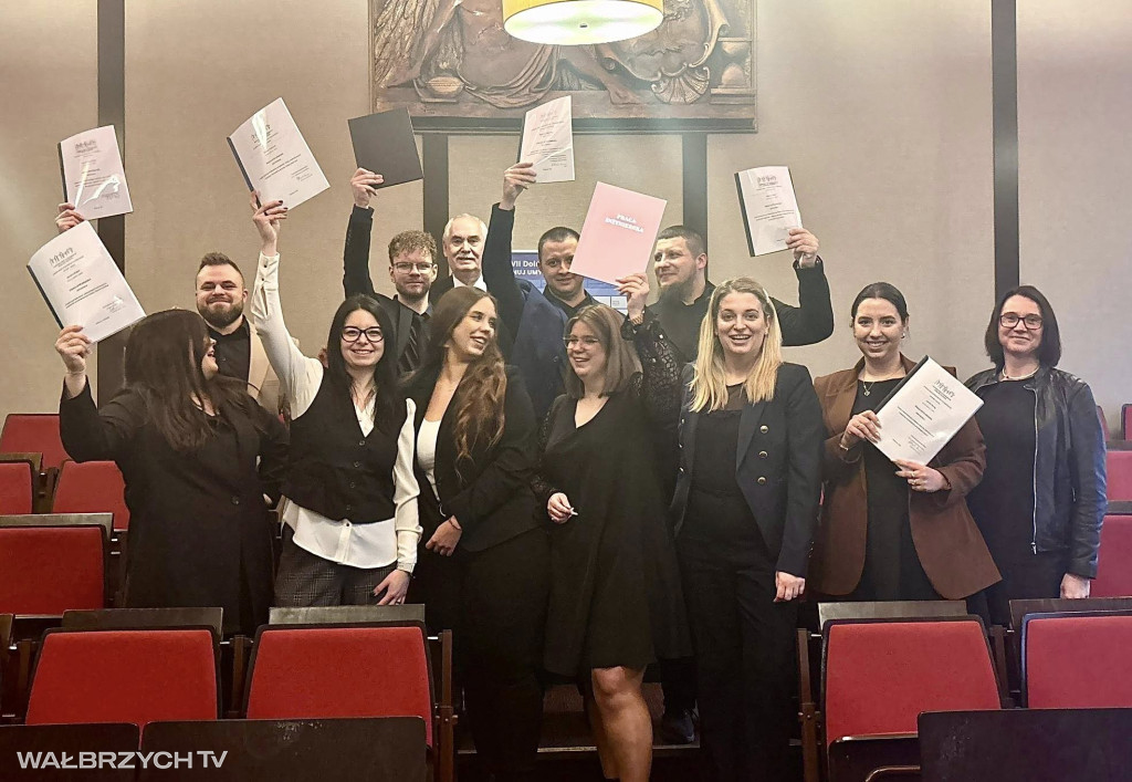 Absolwenci ANS z dyplomami