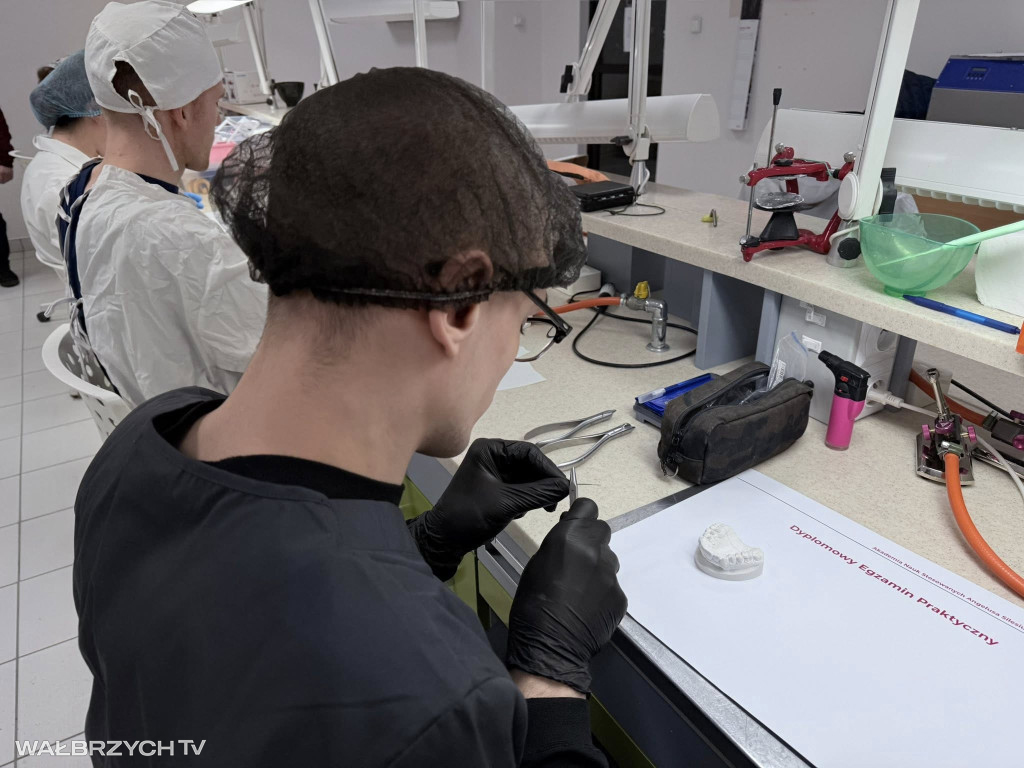 Absolwenci ANS z dyplomami