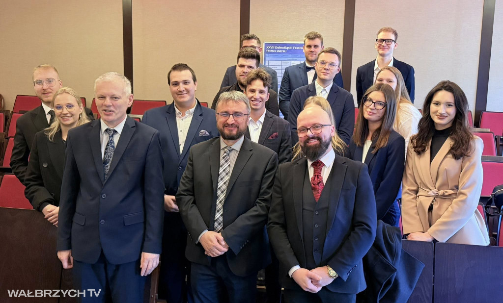 Absolwenci ANS z dyplomami