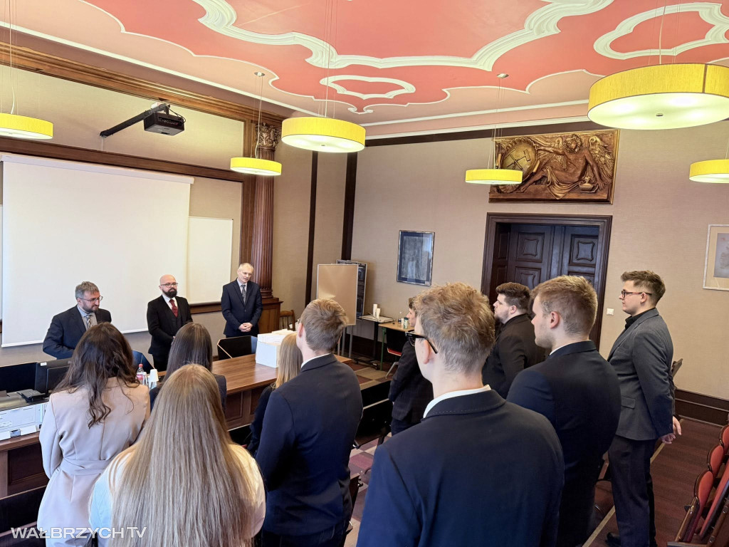 Absolwenci ANS z dyplomami