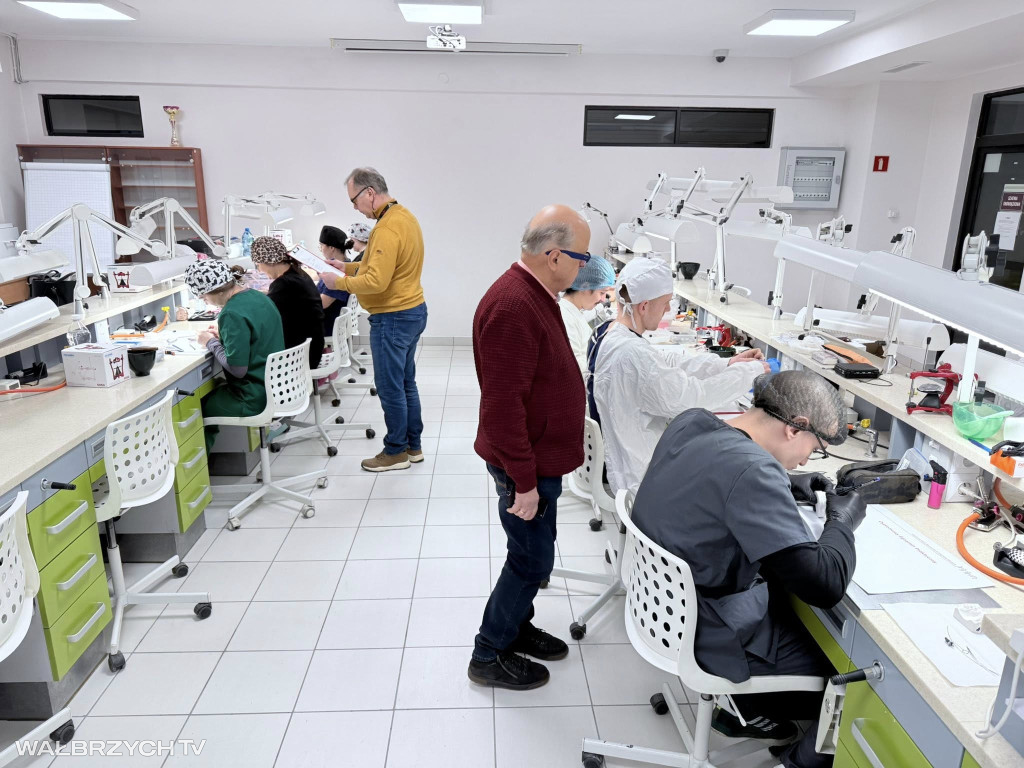 Absolwenci ANS z dyplomami