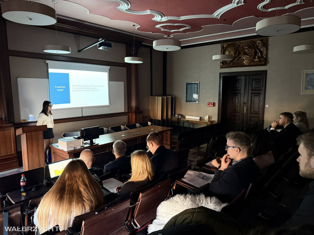 Absolwenci ANS z dyplomami