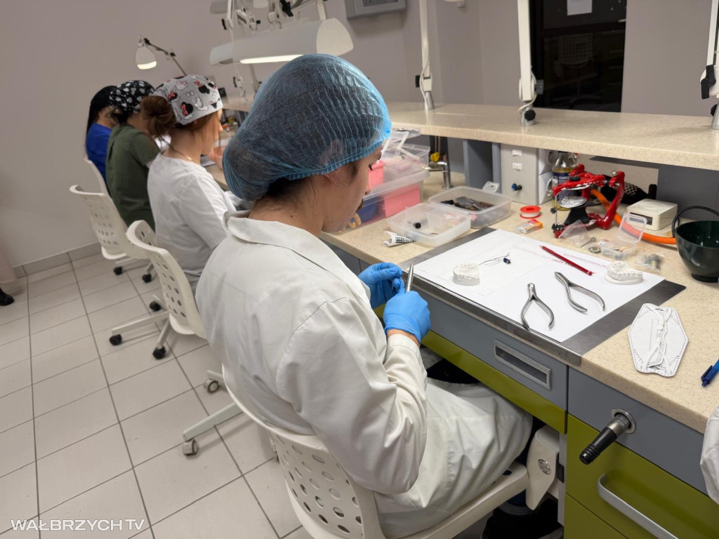 Absolwenci ANS z dyplomami