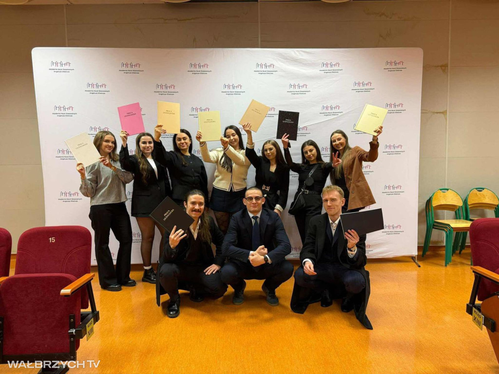 Absolwenci ANS z dyplomami