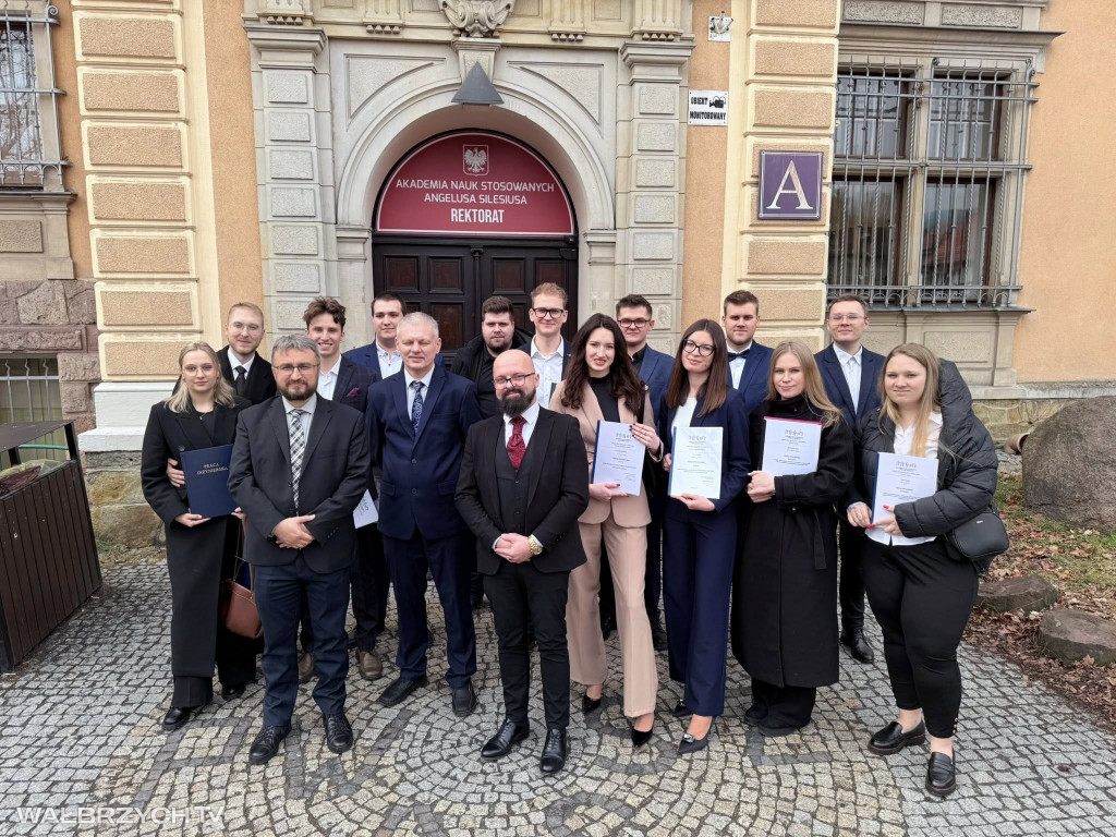 Absolwenci ANS z dyplomami