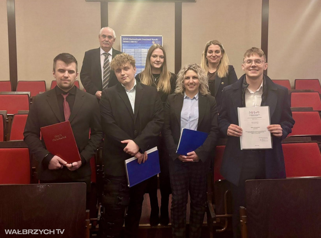 Absolwenci ANS z dyplomami