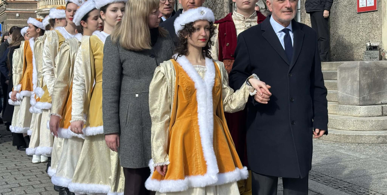 Zatańczyli Poloneza w wałbrzyskim Rynku