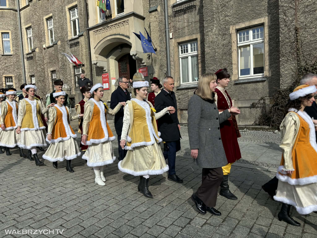 Zatańczyli Poloneza w wałbrzyskim Rynku