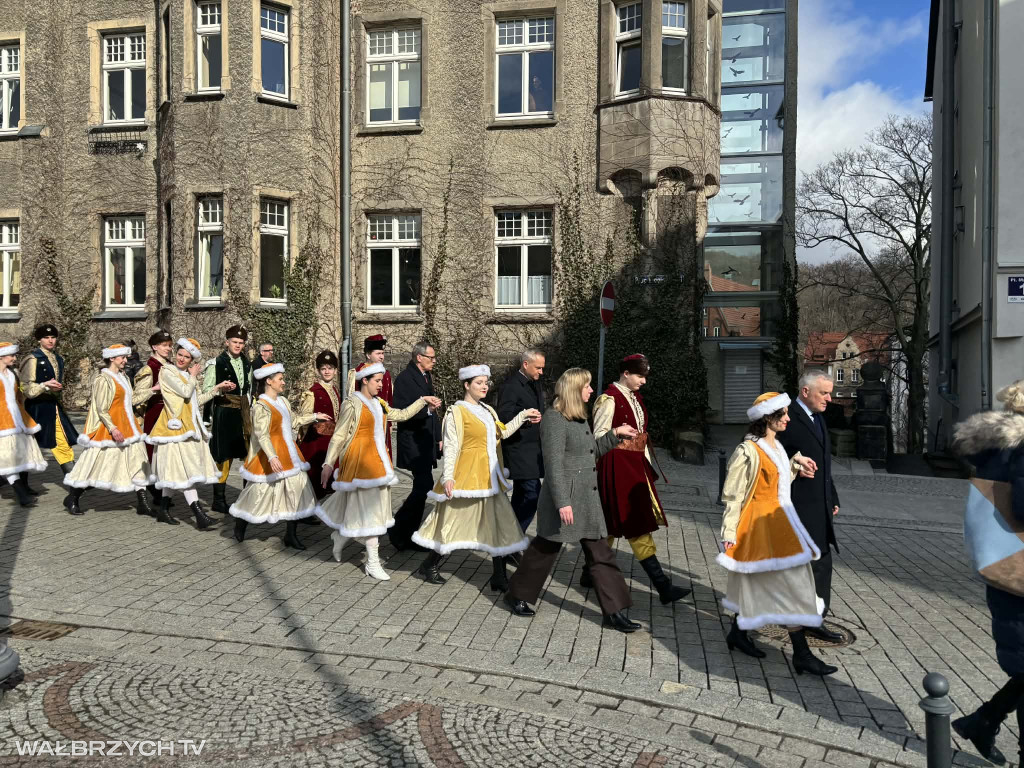 Zatańczyli Poloneza w wałbrzyskim Rynku