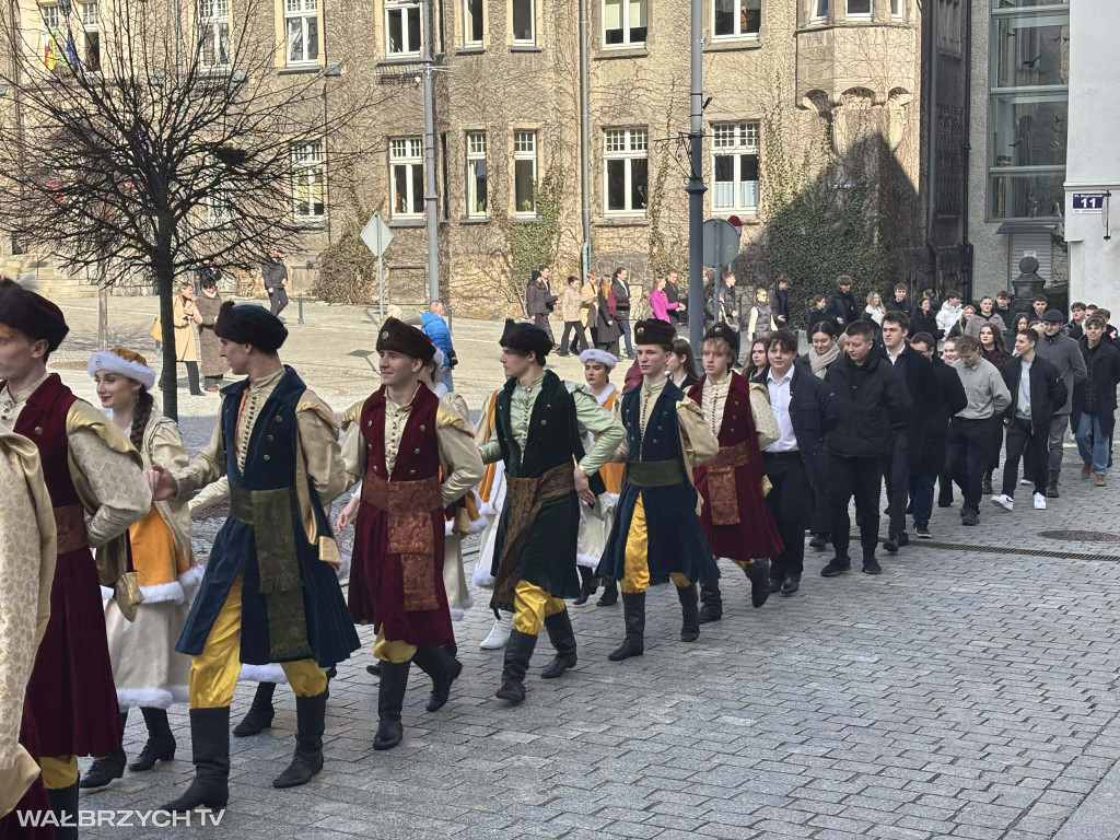 Zatańczyli Poloneza w wałbrzyskim Rynku