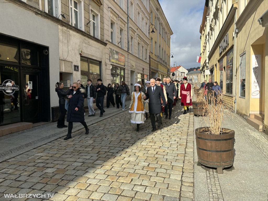 Zatańczyli Poloneza w wałbrzyskim Rynku