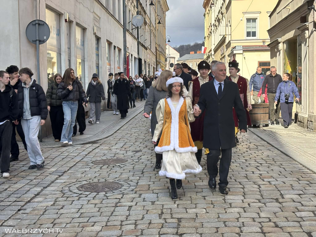 Zatańczyli Poloneza w wałbrzyskim Rynku