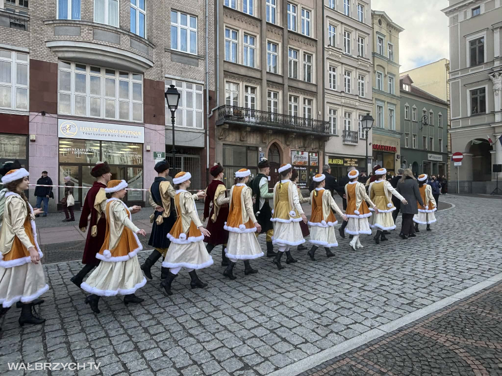 Zatańczyli Poloneza w wałbrzyskim Rynku