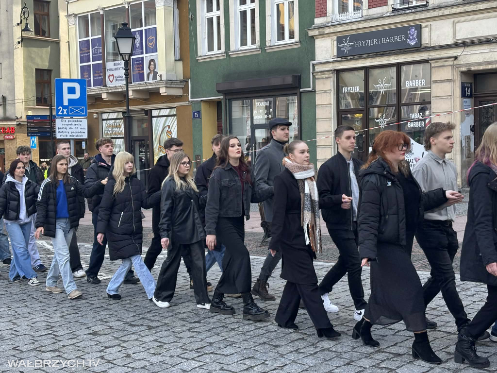 Zatańczyli Poloneza w wałbrzyskim Rynku