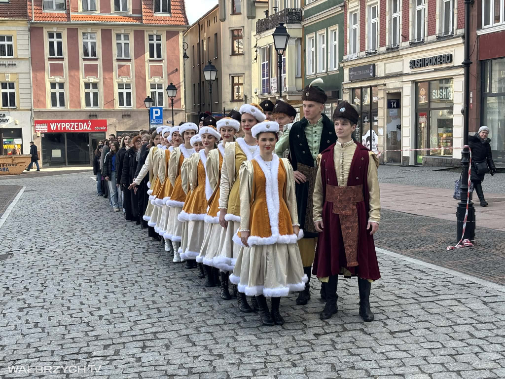 Zatańczyli Poloneza w wałbrzyskim Rynku