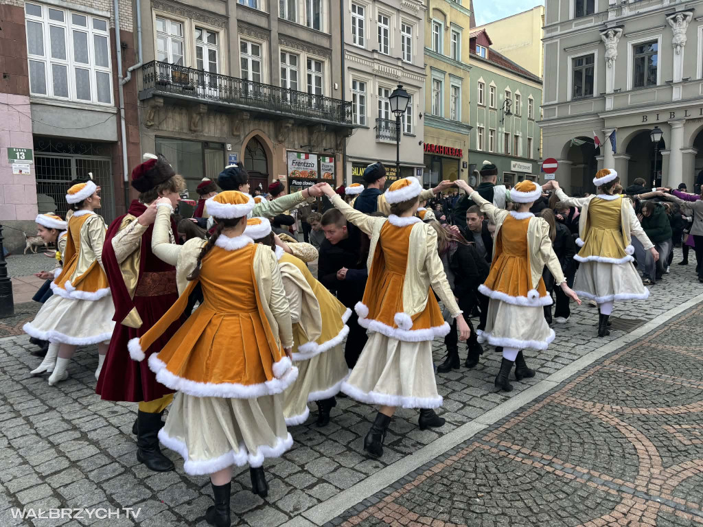 Zatańczyli Poloneza w wałbrzyskim Rynku