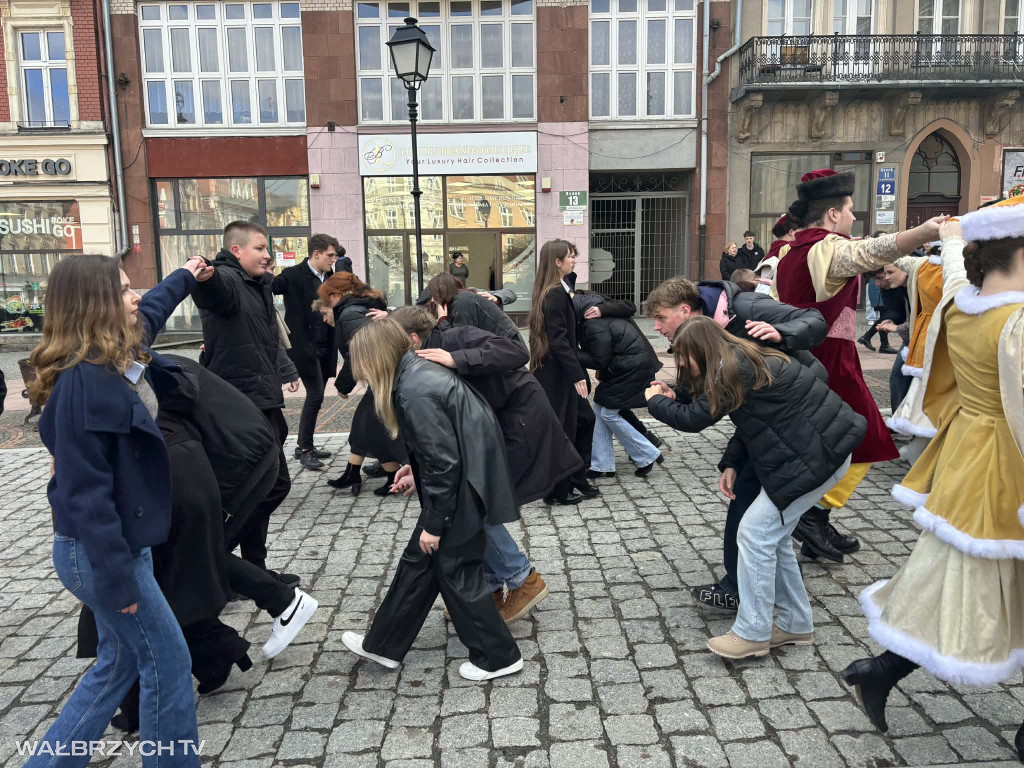 Zatańczyli Poloneza w wałbrzyskim Rynku