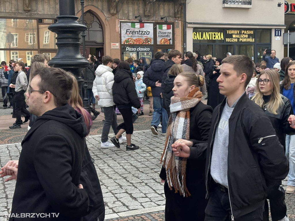 Zatańczyli Poloneza w wałbrzyskim Rynku