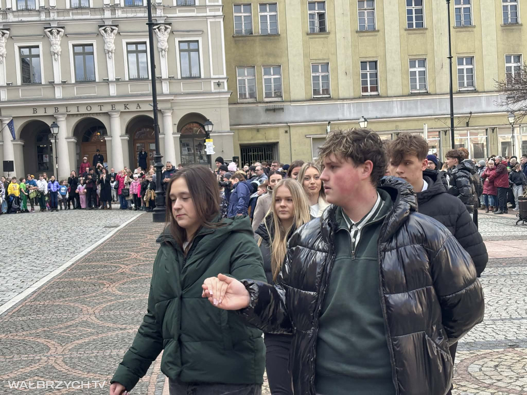 Zatańczyli Poloneza w wałbrzyskim Rynku