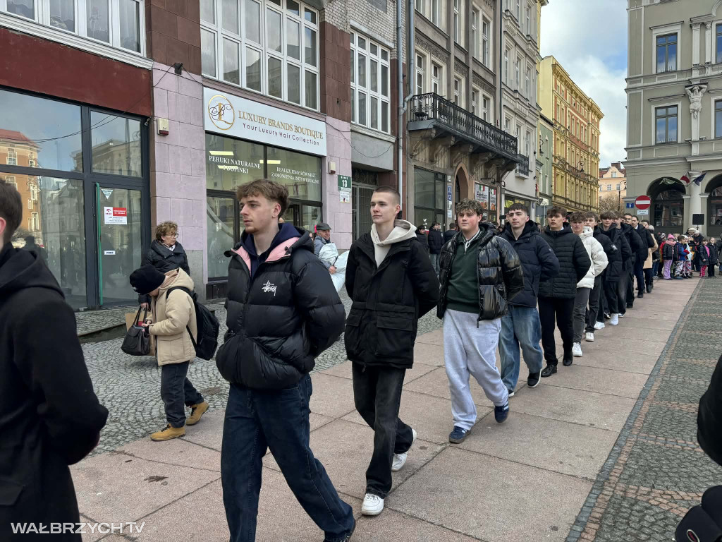 Zatańczyli Poloneza w wałbrzyskim Rynku