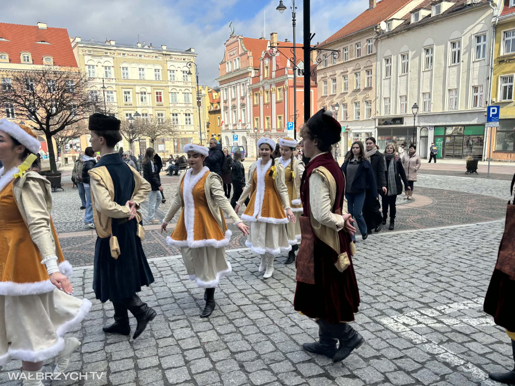 Zatańczyli Poloneza w wałbrzyskim Rynku