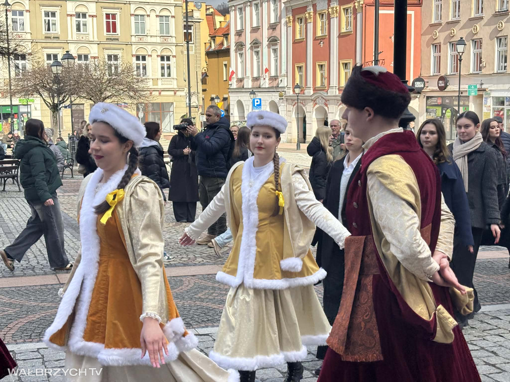 Zatańczyli Poloneza w wałbrzyskim Rynku