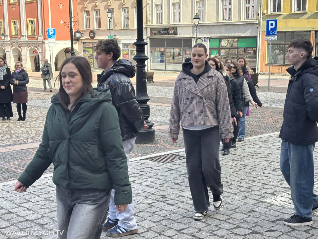 Zatańczyli Poloneza w wałbrzyskim Rynku