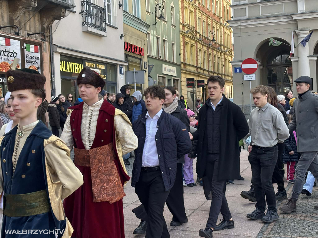 Zatańczyli Poloneza w wałbrzyskim Rynku
