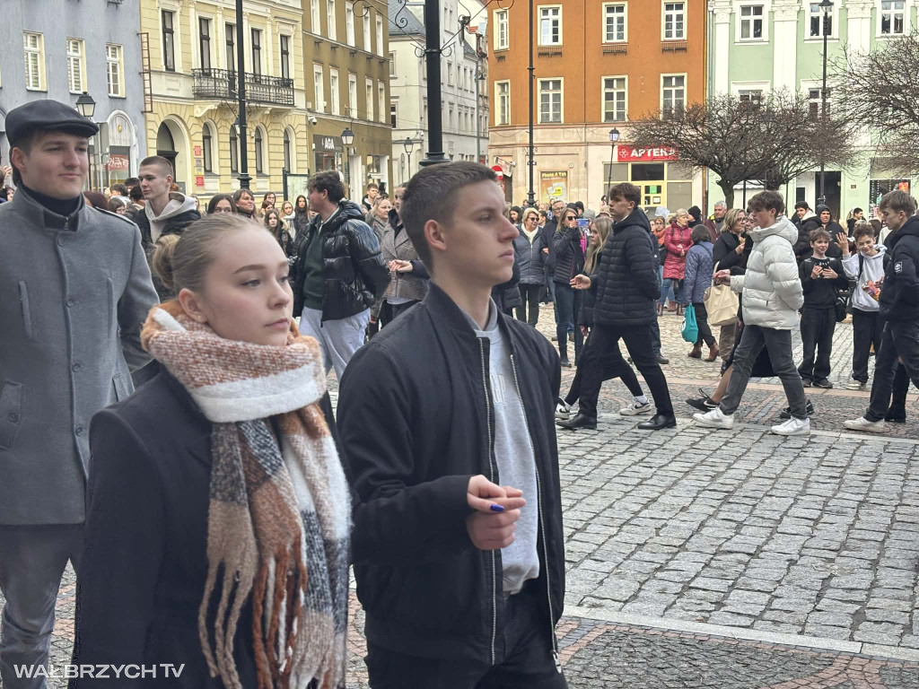 Zatańczyli Poloneza w wałbrzyskim Rynku