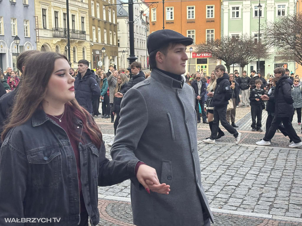 Zatańczyli Poloneza w wałbrzyskim Rynku