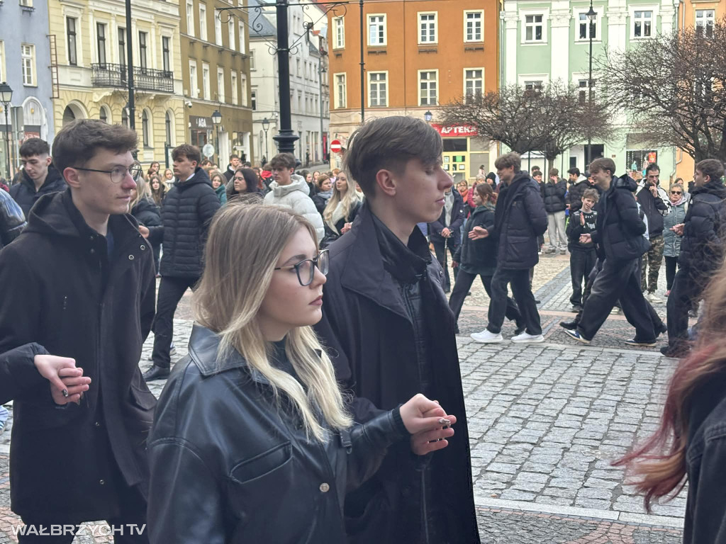 Zatańczyli Poloneza w wałbrzyskim Rynku