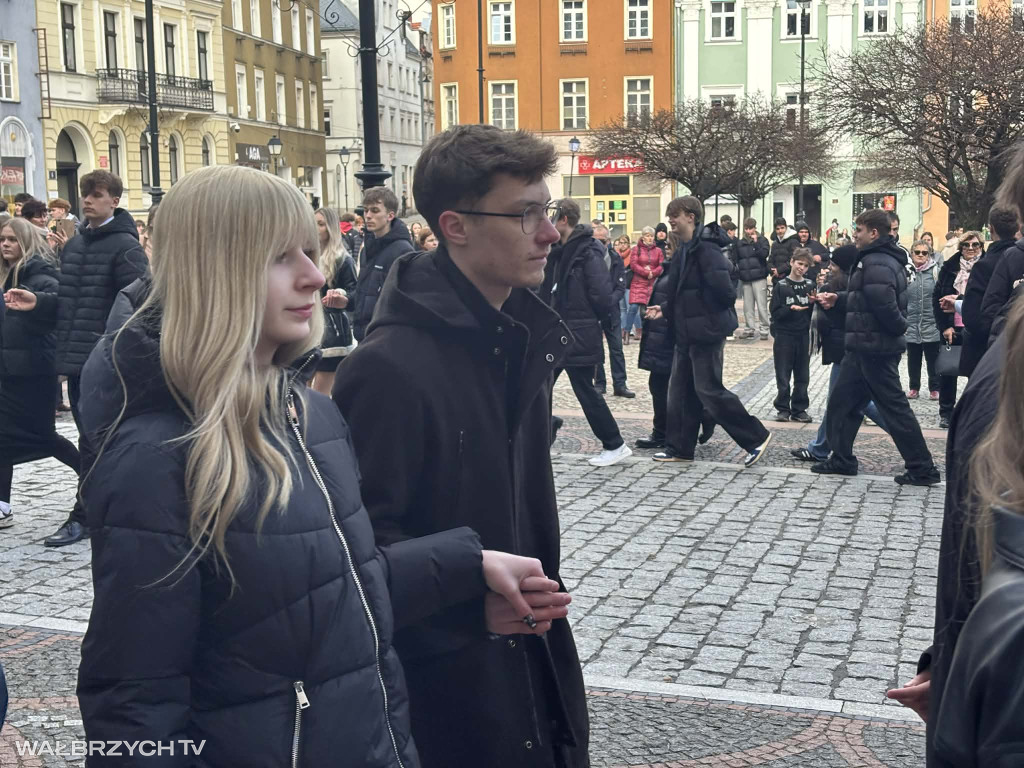 Zatańczyli Poloneza w wałbrzyskim Rynku