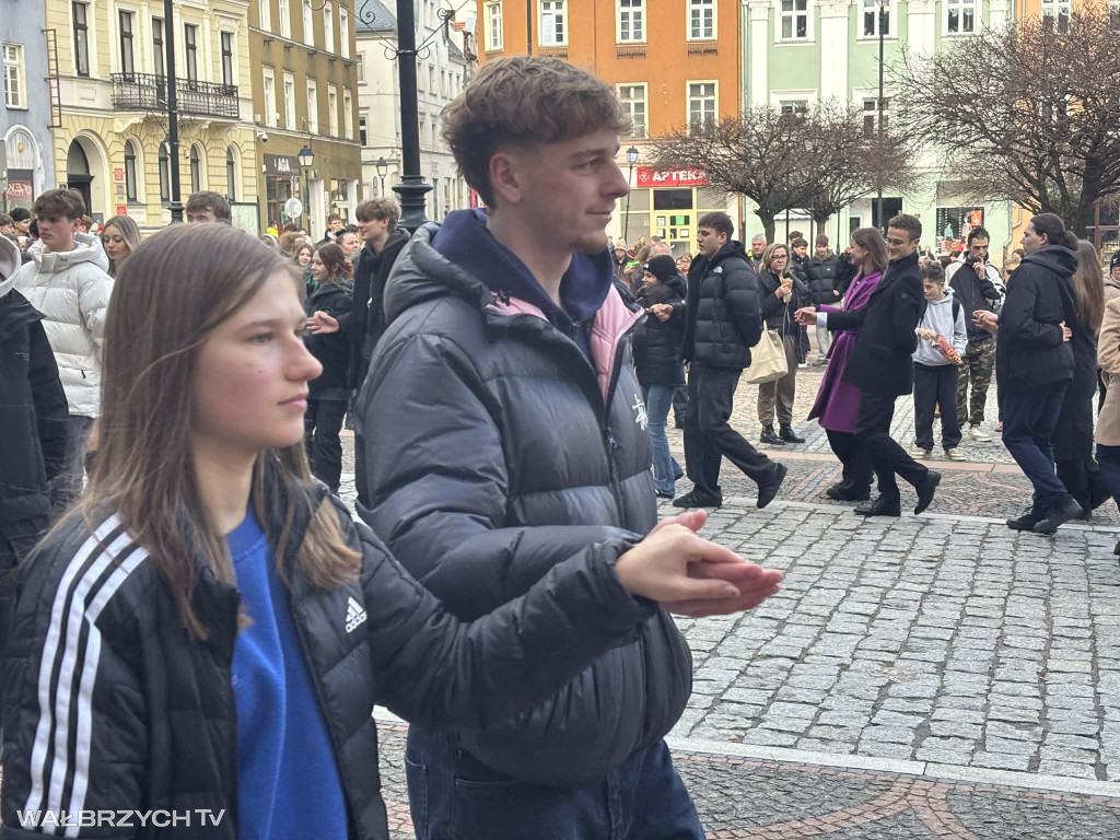 Zatańczyli Poloneza w wałbrzyskim Rynku