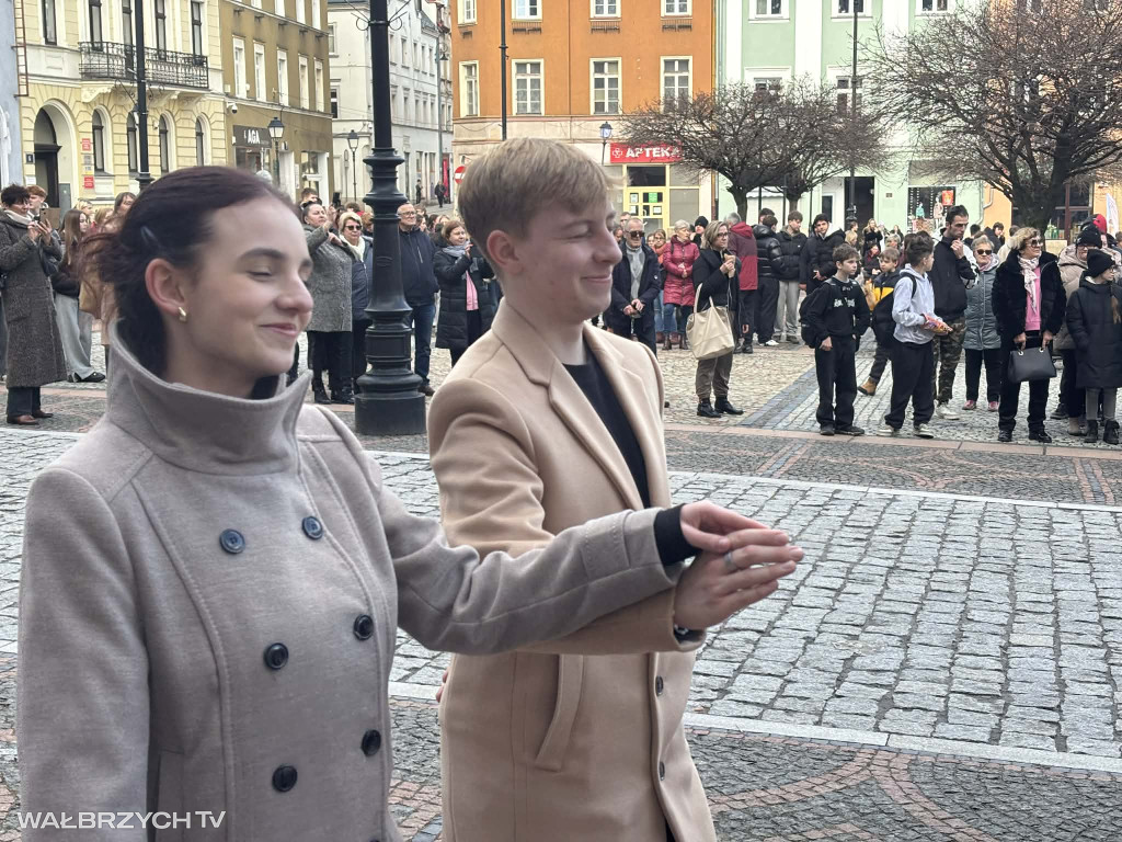 Zatańczyli Poloneza w wałbrzyskim Rynku