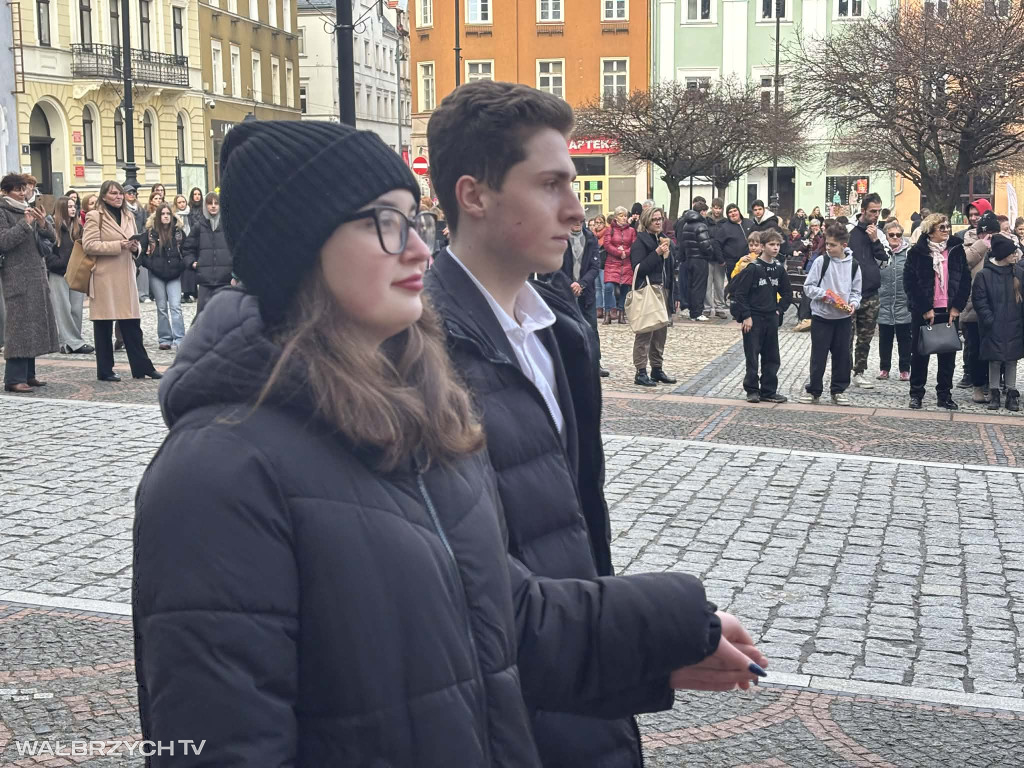 Zatańczyli Poloneza w wałbrzyskim Rynku