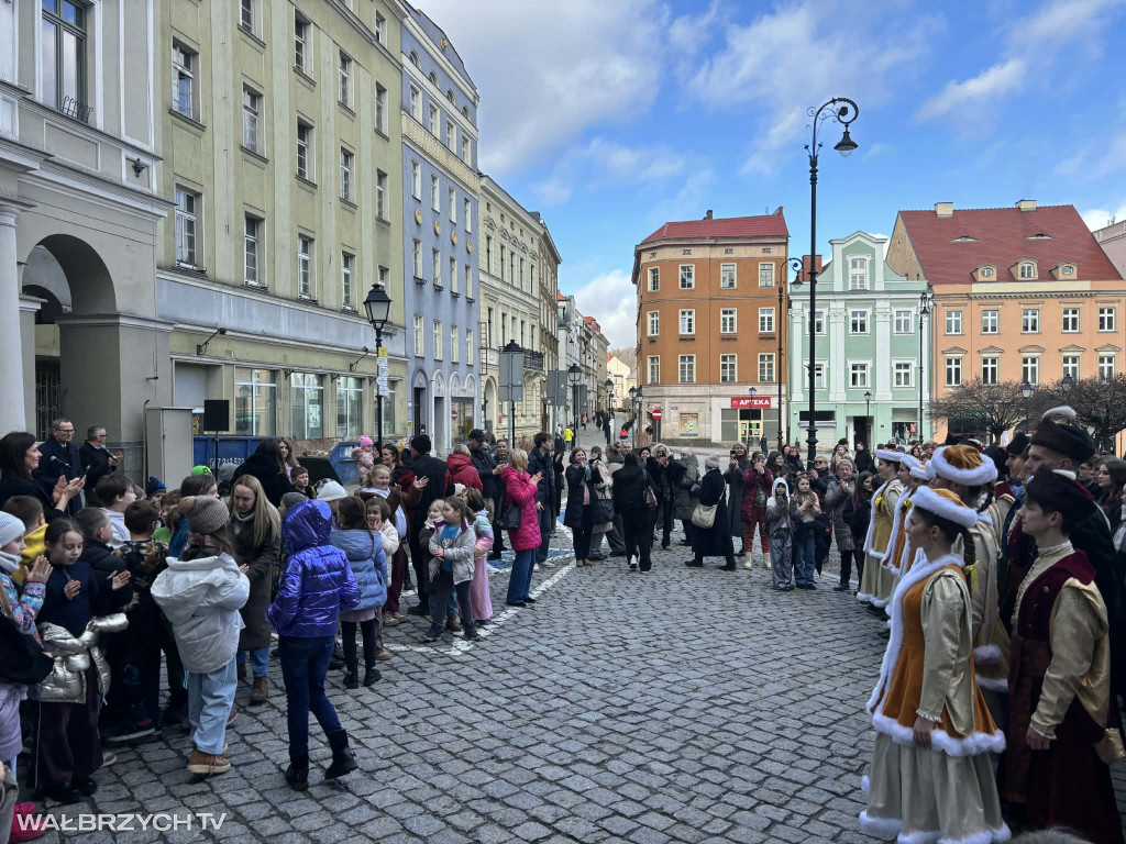 Zatańczyli Poloneza w wałbrzyskim Rynku