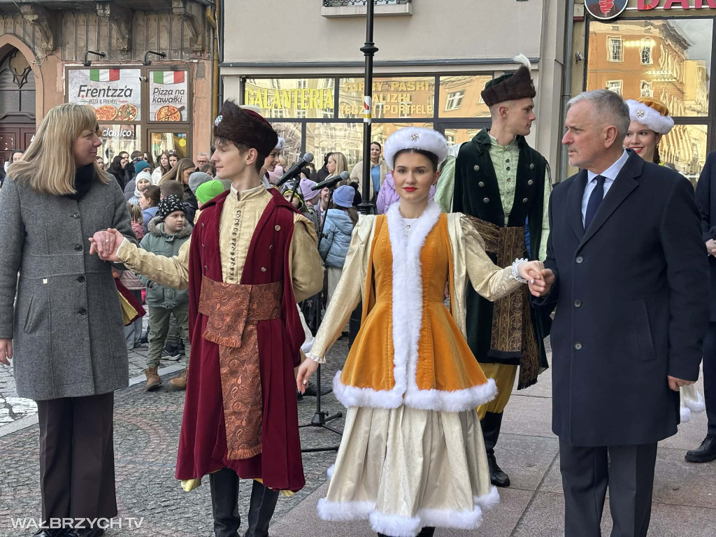 Zatańczyli Poloneza w wałbrzyskim Rynku