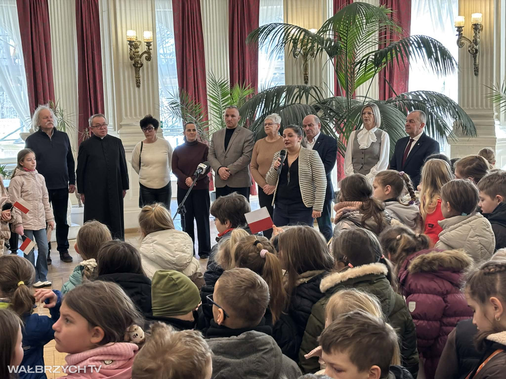 Około 300 dzieci uroczyście odśpiewało Hymn Polski