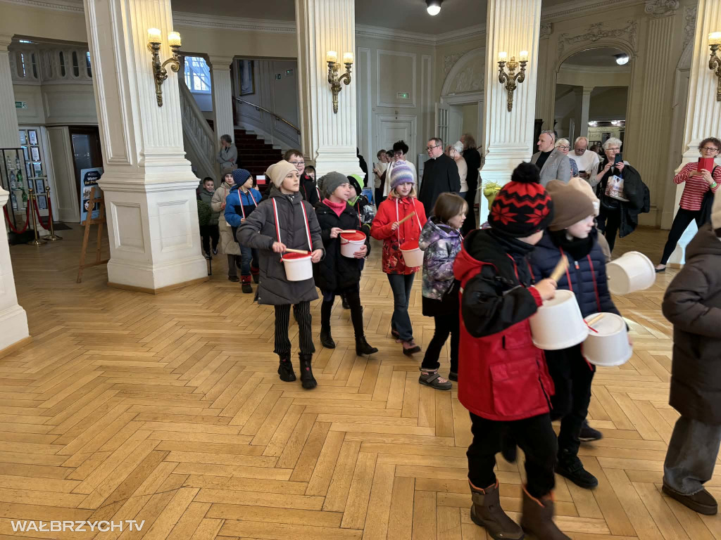 Około 300 dzieci uroczyście odśpiewało Hymn Polski