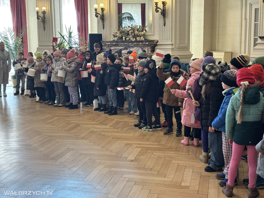 Około 300 dzieci uroczyście odśpiewało Hymn Polski