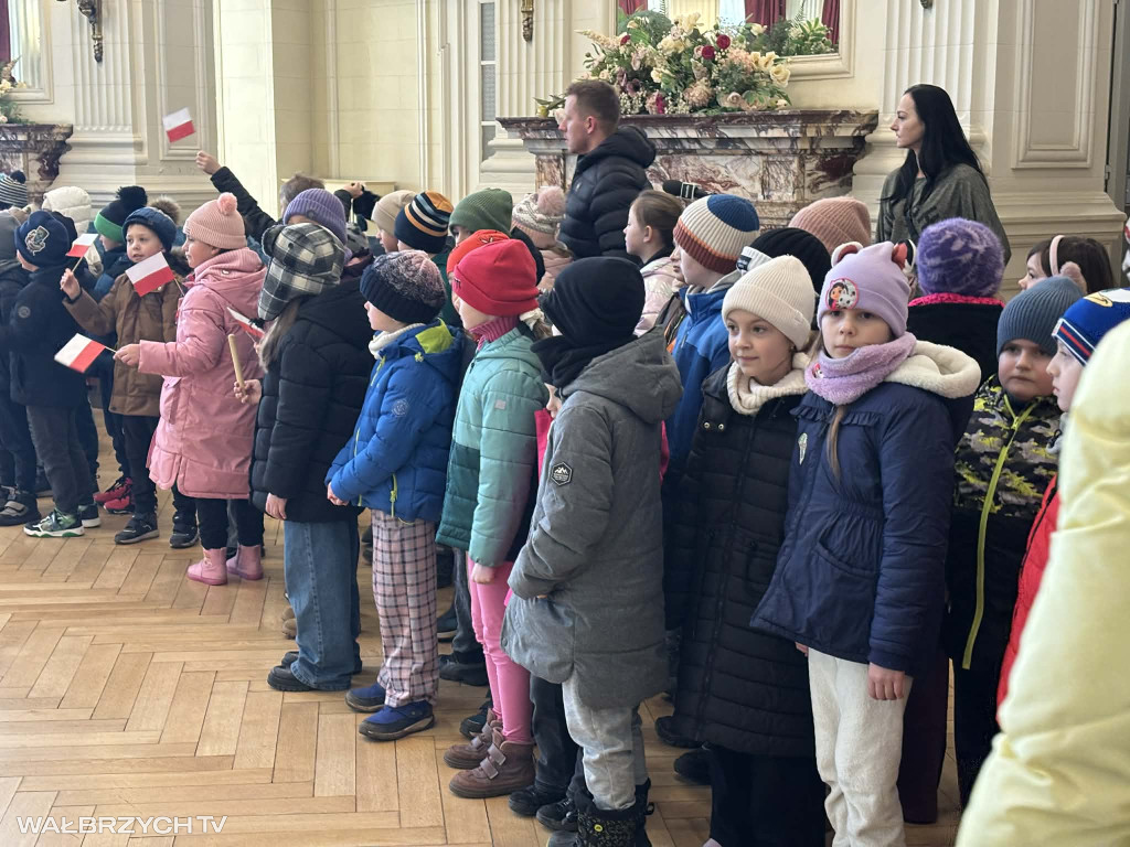 Około 300 dzieci uroczyście odśpiewało Hymn Polski