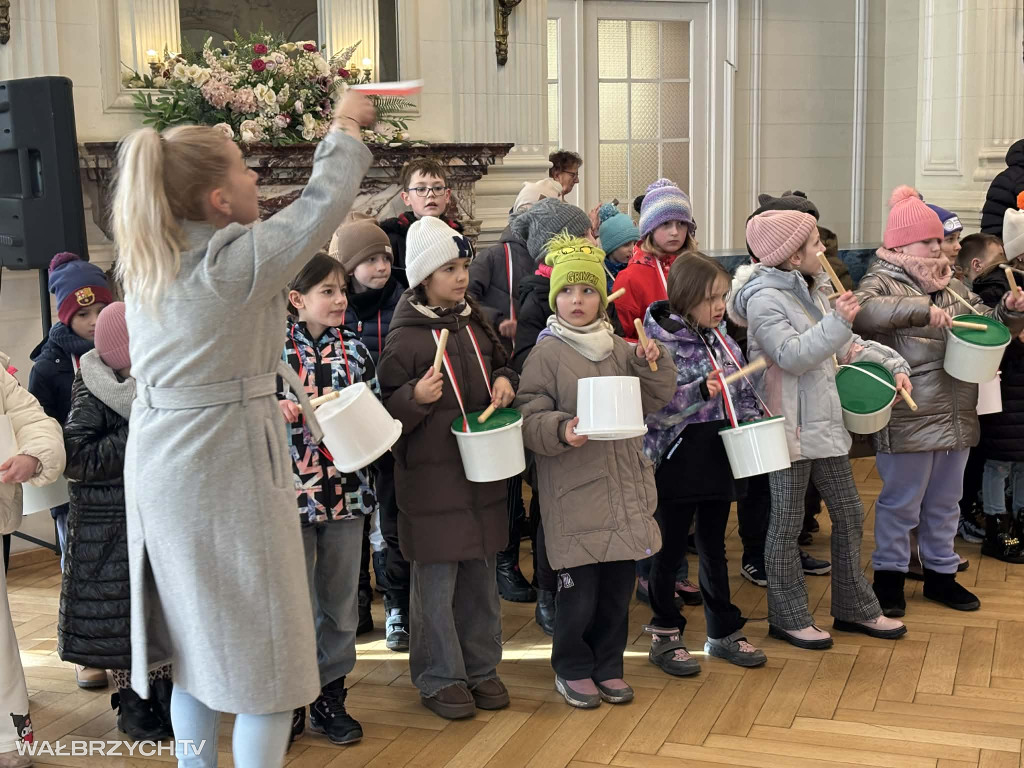 Około 300 dzieci uroczyście odśpiewało Hymn Polski