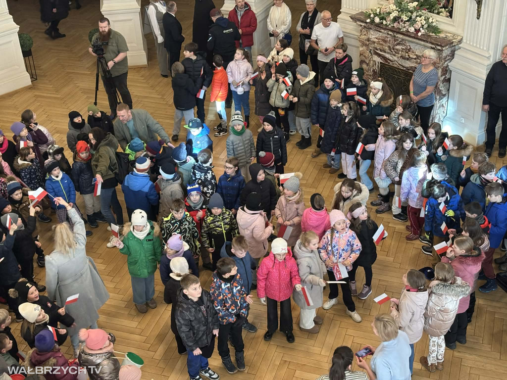 Około 300 dzieci uroczyście odśpiewało Hymn Polski