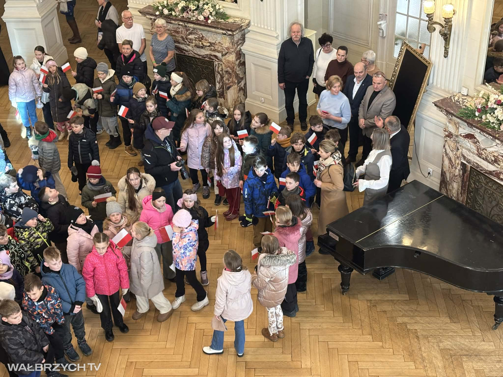 Około 300 dzieci uroczyście odśpiewało Hymn Polski